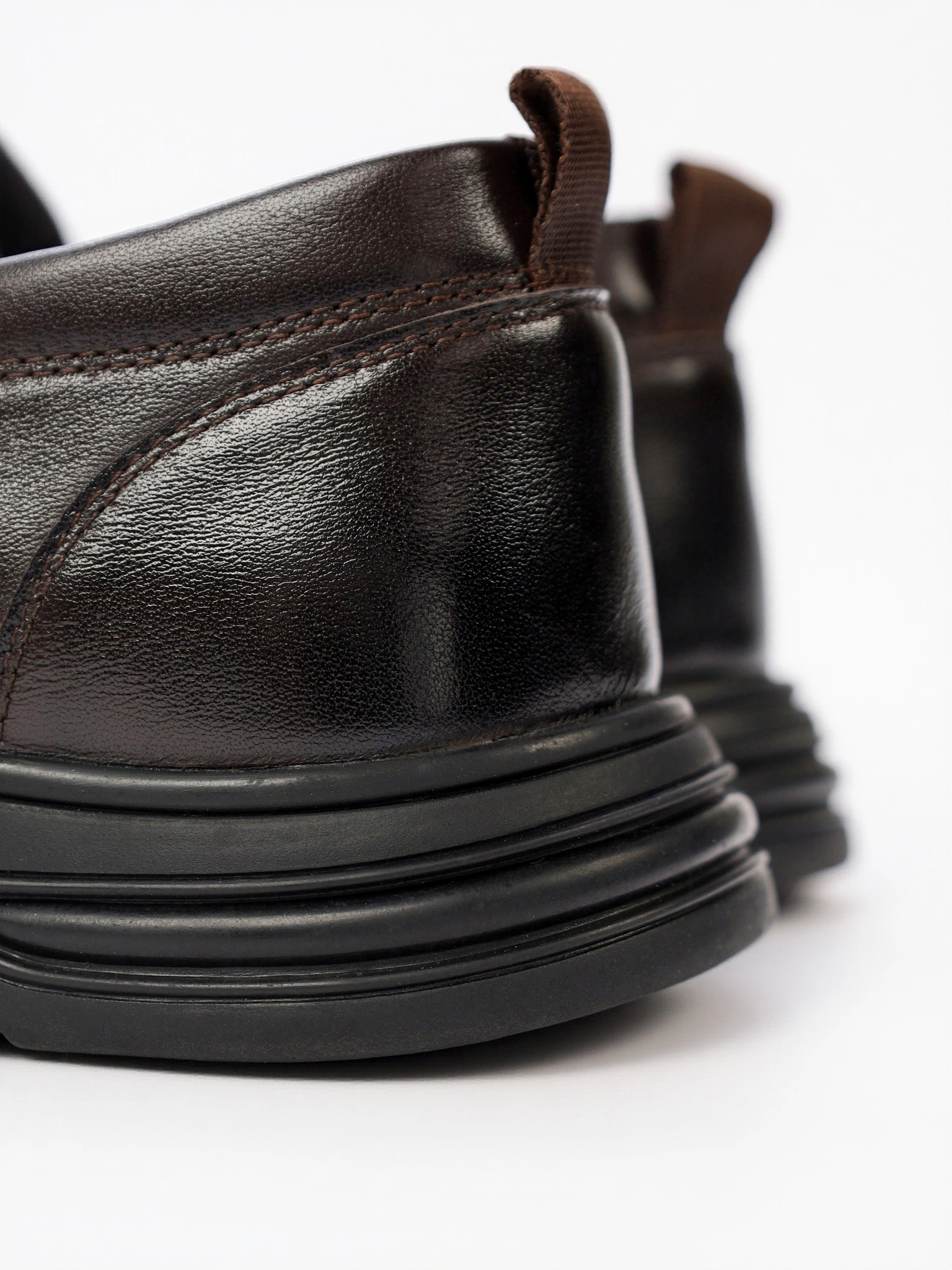 Туфли темно-коричневого цвета с эластичными вставками